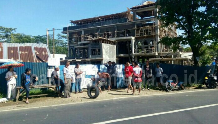 Ratusan Buruh Proyek Masjid di Kalipucang Mogok Kerja dan Segel Bangunan