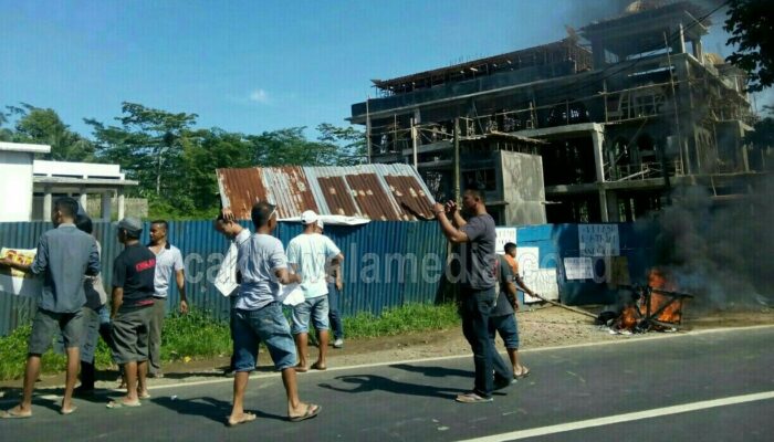 Bakar Ban dan Peralatan Bangunan Warnai Aksi Mogok Kerja