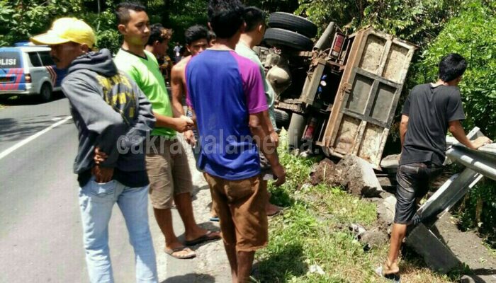 Kecelakaan Dump Truck VS Dua Sepeda Motor, Lima Orang Terluka