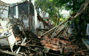 Bangunan Rumah Tua di Pangandaran Ambruk, Dua Orang Terluka