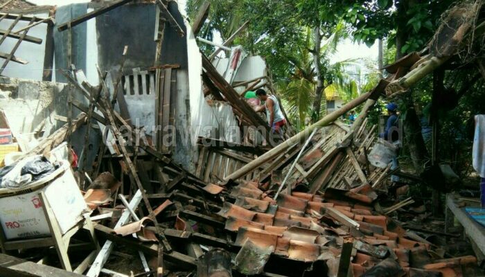 Bangunan Rumah Tua di Pangandaran Ambruk, Dua Orang Terluka