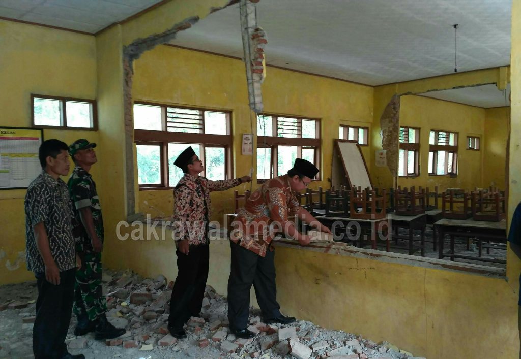 Ruang Kelas Ambruk, KBM di SDN 2 Pageurbumi Dialihkan ke Aula Desa dan Madrasah