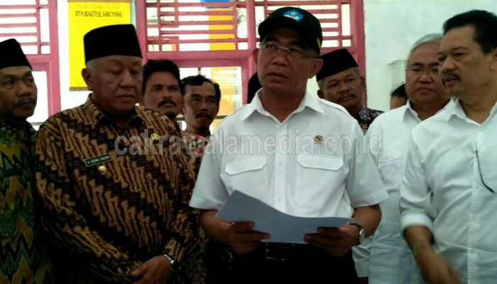 Mendikbud Tinjau Sekolah Rusak Akibat Gempa di Pangandaran