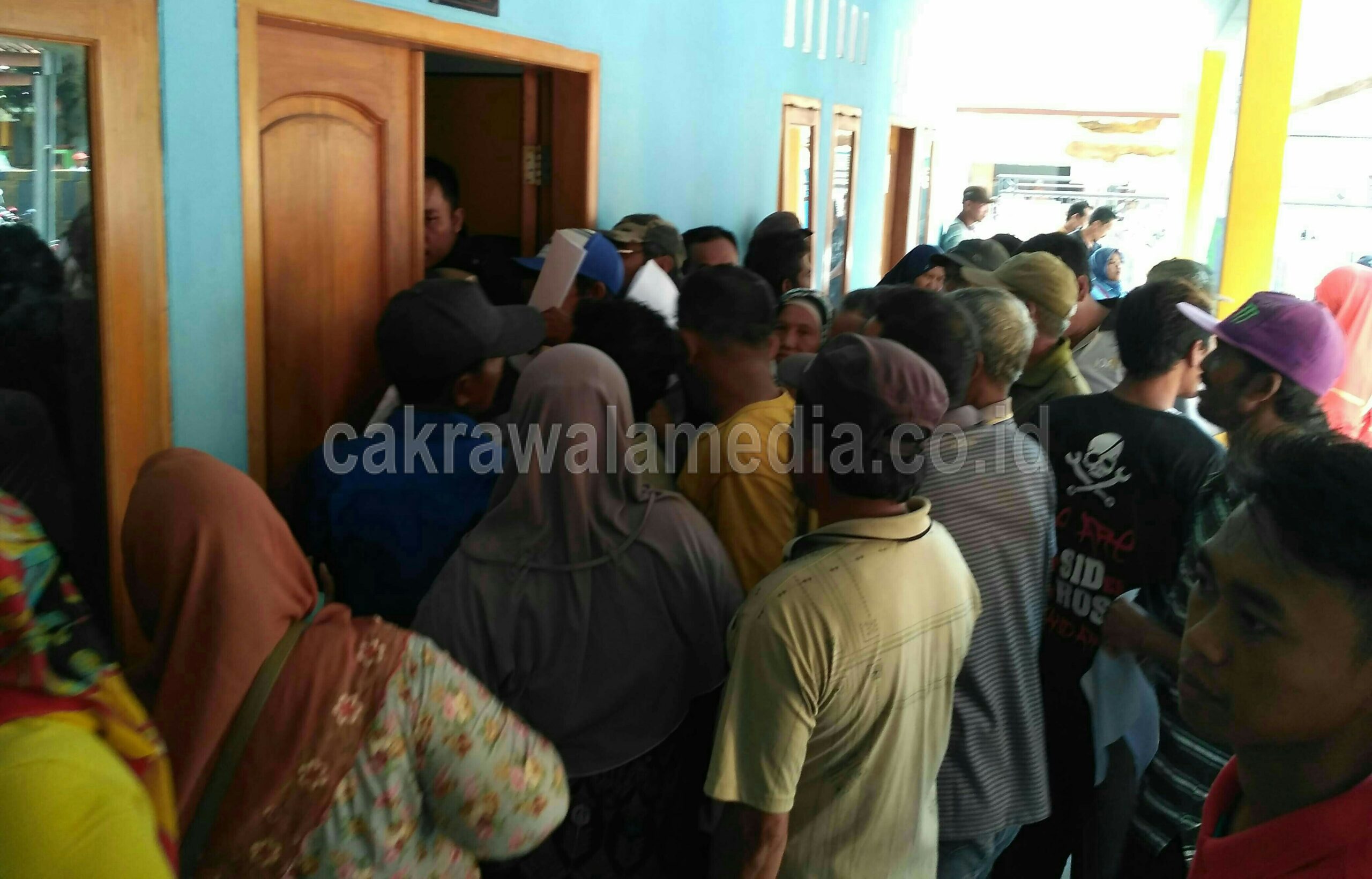Petani Pingsan Saat Antri Pengambilan Kartu Tani di Desa Babakan