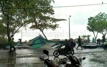 Panggung Hiburan di Pantai Batuhiu Roboh Setelah Diterjang Angin Kencang
