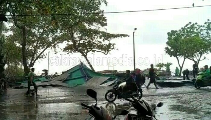 Panggung Hiburan di Pantai Batuhiu Roboh Setelah Diterjang Angin Kencang