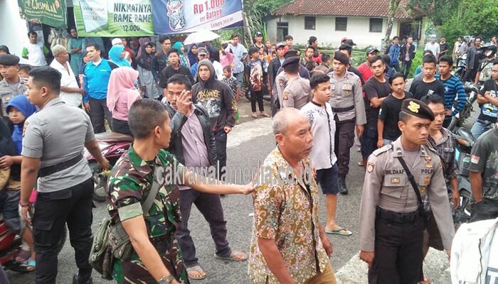 Ratusan Pendukung Balon Kades, Kepung Kantor Desa Sinagar