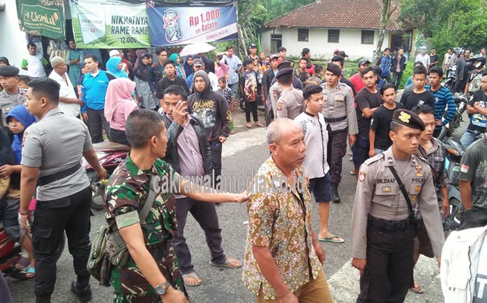 Ratusan Pendukung Balon Kades, Kepung Kantor Desa Sinagar
