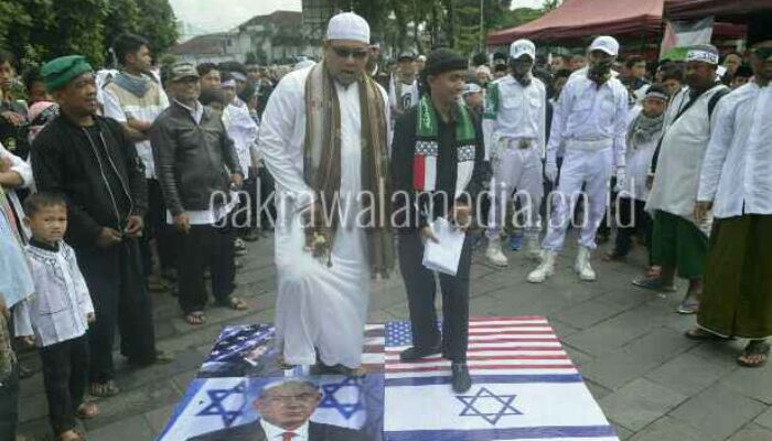 Aksi Injak Bendera Amerika dan Israel Warnai Unjuk Rasa Solidaritas Muslim di Tasikmalaya
