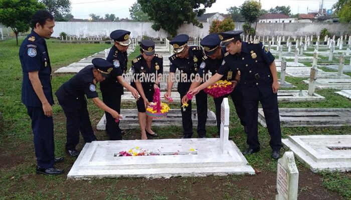 Bentuk Rasa Syukur, Imigrasi Tasikmalaya Tabur Bunga di Taman Makam Pahlawan