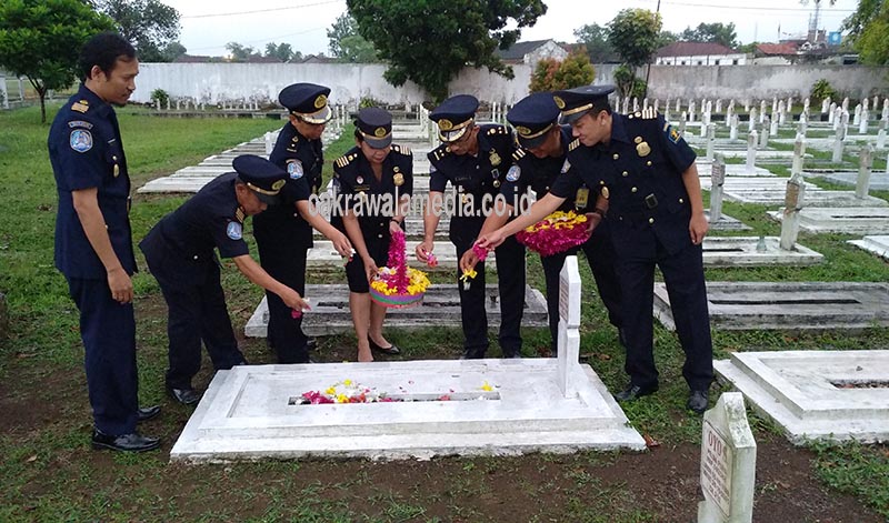 Bentuk Rasa Syukur, Imigrasi Tasikmalaya Tabur Bunga di Taman Makam Pahlawan