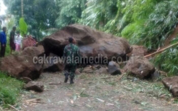 Bongkahan Batu Raksasa Tutup Jalur Sodong Hilir – Pamijahan