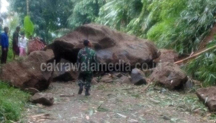 Bongkahan Batu Raksasa Tutup Jalur Sodong Hilir – Pamijahan