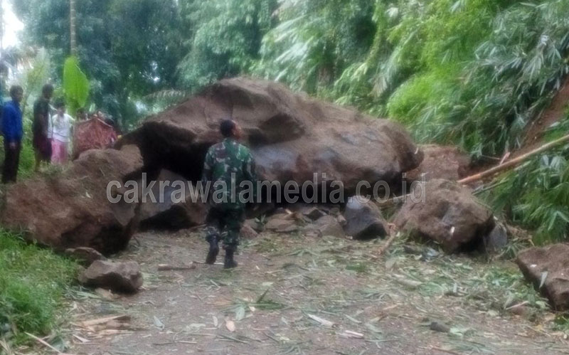 Bongkahan Batu Raksasa Tutup Jalur Sodong Hilir Pamijahan