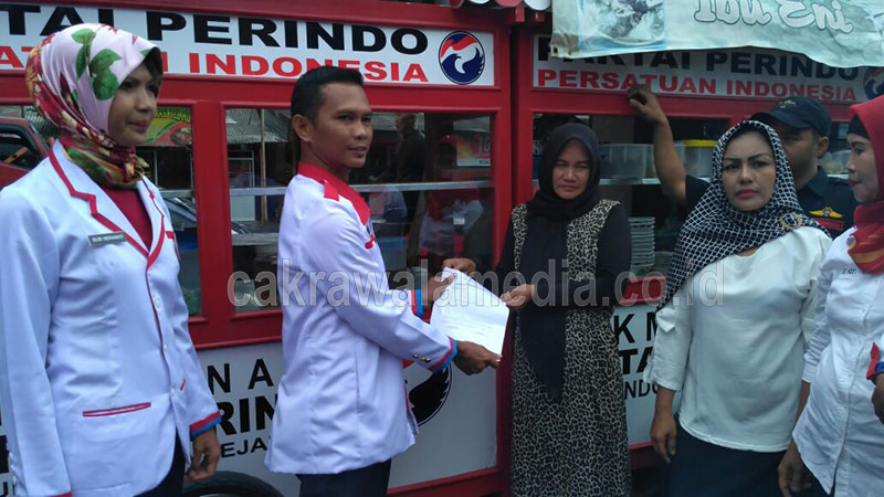 DPD Perindo Pangandaran Serahkan 4 Gerobak kepada Pelaku UMKM