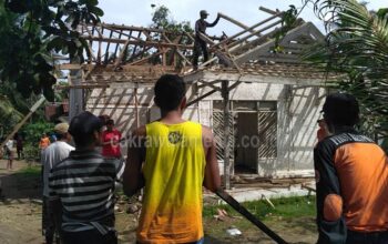 Diabaikan Pemerintah, Warga Babakan Gotong-royong Bedah Rumah Nenek Saodah