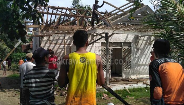 Diabaikan Pemerintah, Warga Babakan Gotong-royong Bedah Rumah Nenek Saodah