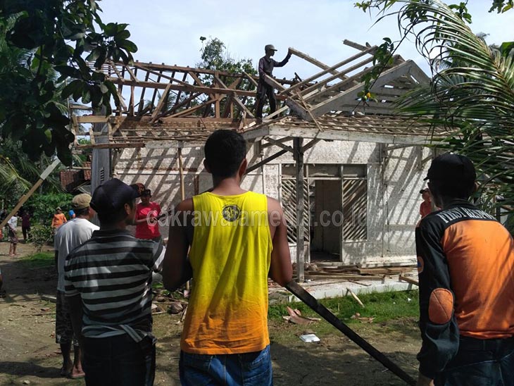 Diabaikan Pemerintah, Warga Babakan Gotong-royong Bedah Rumah Nenek Saodah