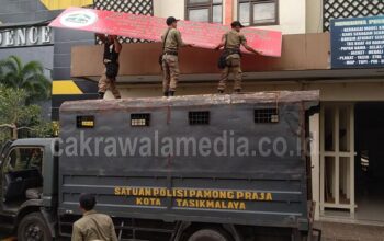 Satpol PP Segel Biro Perusahaan Travel PT SBL