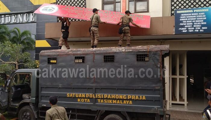 Satpol PP Segel Biro Perusahaan Travel PT SBL