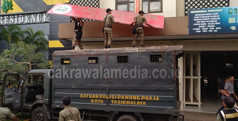 Diduga Lakukan Penipuan, Travel PT SBL Disegel Satpol PP