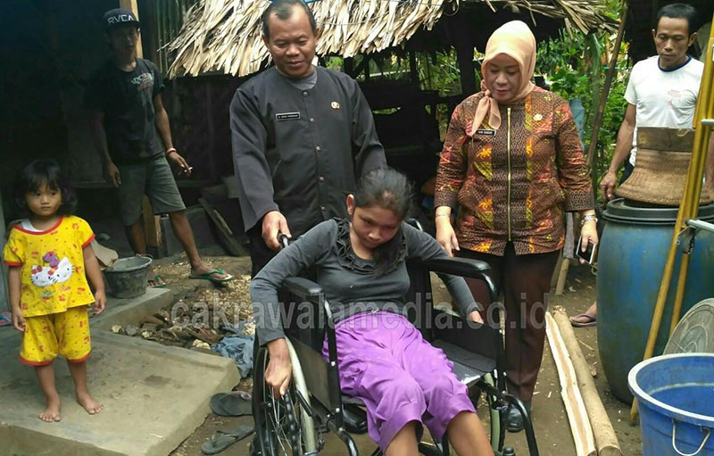 Dinas Sosial Sumbang Kursi Roda ke Penderita Polio