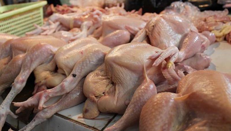 Harga Tinggi, Pedagang Mengeluh Pembeli Daging Ayam Sepi
