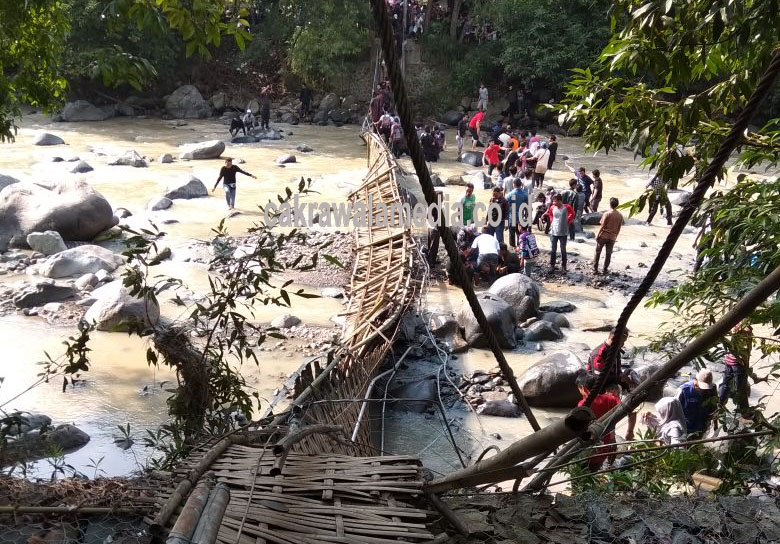 Jembatan Penangkaran Rusa Ambruk, 35 Jadi Korban