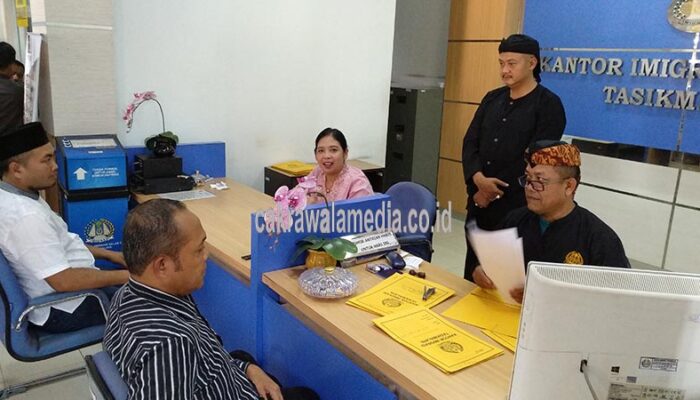 Kenakan Pakaian Adat Sunda, Pelayanan Imigrasi Tasik Lebih Ditingkatkan