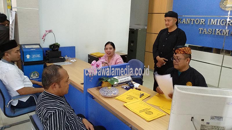 Kenakan Pakaian Adat Sunda, Pelayanan Imigrasi Tasik Lebih Ditingkatkan