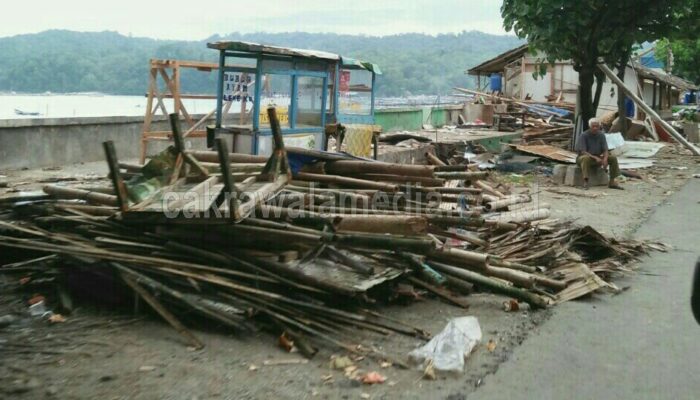 Jelang Direlokasi, Ribuan Warung di Pantai Mulai di Bongkar