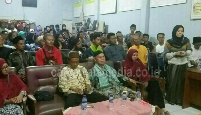Diduga Ajarkan Aliran Sesat, Pelaku Disidang Warga Hingga Berakhir Ricuh