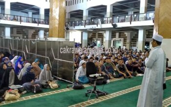 Malam Tahun Baru, Masjid Agung Tak Sepenuh  Taman Kota