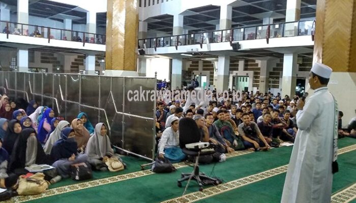 Malam Tahun Baru, Masjid Agung Tak Sepenuh  Taman Kota