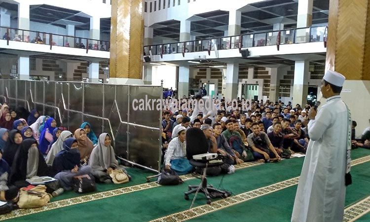 Malam Tahun Baru, Masjid Agung Tak Sepenuh Taman Kota