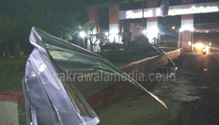 Pintu Tol Gate Pantai Barat Pangandaran Porak-poranda