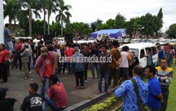 Polisi Bubarkan Aksi Sopir Angkot dengan Water Canon
