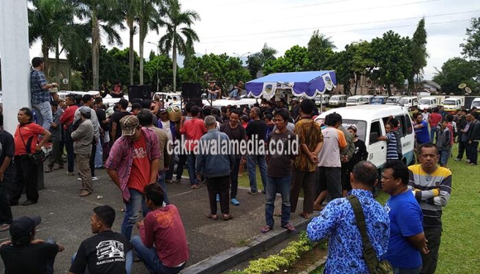 Polisi Bubarkan Aksi Sopir Angkot dengan Water Canon
