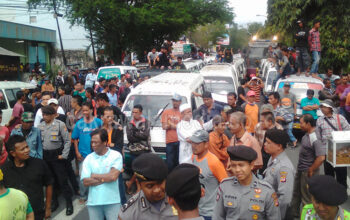 Ribuan Sopir Angkot Kepung Gedung Dewan dan Bale Kota