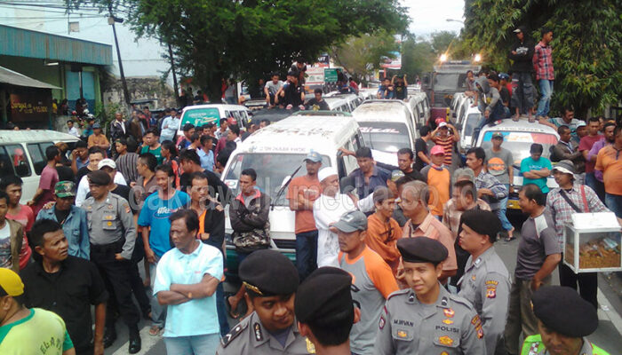 Ribuan Sopir Angkot Kepung Gedung Dewan dan Bale Kota