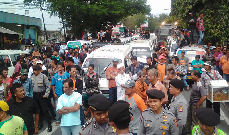 Ribuan Supir Angkot Kepung Gedung Dewan dan Balai Kota