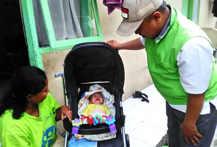 Senangnya Adik Wahyu Dapat Troly Bayi baru
