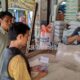 140 PKL, Mengaku Tak Mau Direlokasi ke Shalselter KOTA TASIKMALAYA (CM) 140 pedagang kaki lima mengaku tak mau direlokasi ke shalselter. Karna tempat yang akan ditempati masih belum laya untu ditempati,"ujar...salahsatu PKL yang tidak mau dipindahkan pada saat ditemui CM di Dadaha Selasa (9/1/2018). "Khawatir tak ada pengunjung, soalnya melihat pasilitas yang sekarang tidak setrategis dan tidak menarik,"keluhnya. Hal senada dikatakan Ketua Koordinator PKL, Ade, sepertinya para pedagang kecil tidak akan bisa bertahan lama, bisa dipastikan satu sampai dua hari mereka bisa pindah lagi. "Pasalnya apa yang telah dijanjikan oleh pemerintah masih belum dipenuhi, saya pernah mendengar ucapan pak Wakil Wali Kota M Yusuf pada saat melakukan monitoring pembangunan diwilayah Kecamatan Tawang tahun 2017. Pada waktu itu ia menyuruh dinas terkait untuk memperbaiki shalselter,"terangnya. "Lihat saja tempat palkir, atap bangunan, listrik tidak ada termasuk akses jalan yang dijanjikan masih belum ada perubahan, itu artinya masih belum diperbaiki, sesuai yang dijanjikan,"ucap Ade. "Sayang bangunan ini hanya menghambur-hamburkan anggaran, mubajir,"tandasnya. Sebetulnya para PKL tidak susah kalau tempatnya laya, buktinya sekarang pada saat direlokasi nurut mengikuti keinginan pemerintah, tetapi disayangkan janji akan diperbaiki tidak ditepati. Jangan salahkan PKL kalau satu dua hari lagi pindah ketempat asal. Berbeda dengan pernyataan Kepala Dinas Satpol PP dan Damkar Budy Rachman, mengatakan, alhamdulilah 140 PKL cukup kopratif mereka mau dipindahkan ke shalselter. Sebagai bentuk menghormati para PKL kami juga langsung merintahkan anggota stpol pp agar ikut membatu kepindahan mereka sekaligus memperlihatkan unsur kebersamaan antara pemerintah dan para pelaku pedagang kecil,"pungkasnya (Edi Mulyana)