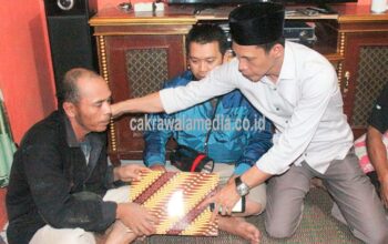 Ade Ruhandi Sambangi Korban Longsor Cijeruk yang Selamat