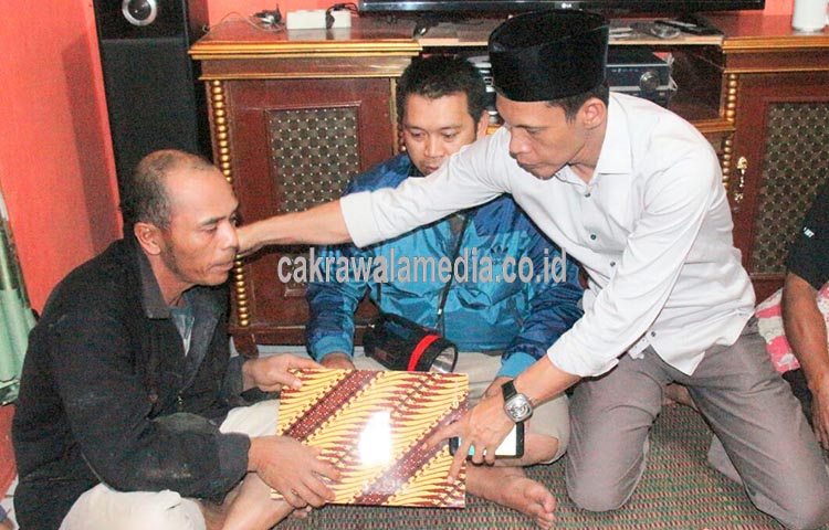Ade Ruhandi Sambangi Korban Longsor Cijeruk yang Selamat