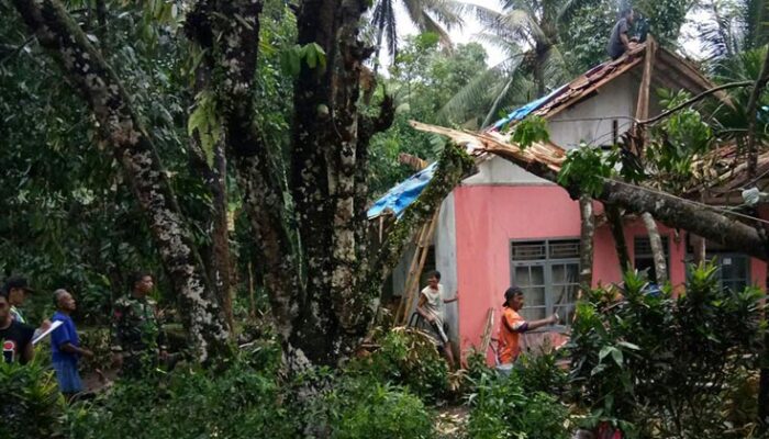 Dua Hari Diterjang Angin Puting Beliung, Ratusan Rumah di Ciamis Alami Kerusakan