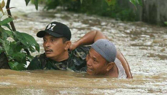 Heroik, Sertu Waki Selamatkan Orang Tenggelam Banjir Bandang