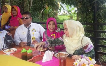 Ingrid Kansil Nyabu Bareng Warga Cigombong