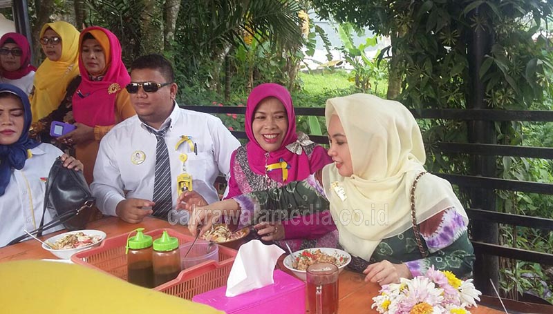 Ingrid Kansil Nyabu Bareng Warga Cigombong