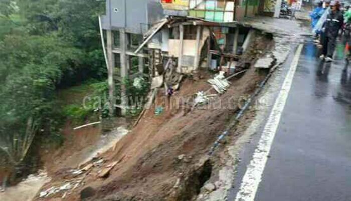 Jalur Puncak Dilanda Longsor, Arus Lalin Lumpuh Total